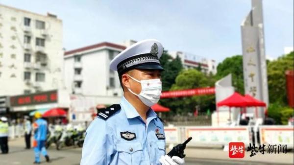  利物浦球迷冲场抗议，警方介入调查  